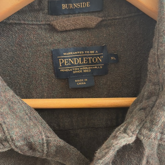 Men’s Pendleton Flannel Button Up - Picture 2 of 3